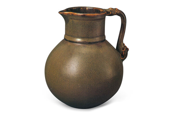 清雍正．茶葉末釉執(zhí)壺+造形模仿明永宣時期的青花單把壺，表面施茶葉末+釉，釉色黃綠相雜，釉面勻凈光潤。（圖五）+圖片來源：《故宮清瓷圖錄+康熙窯+雍正窯》，圖151。