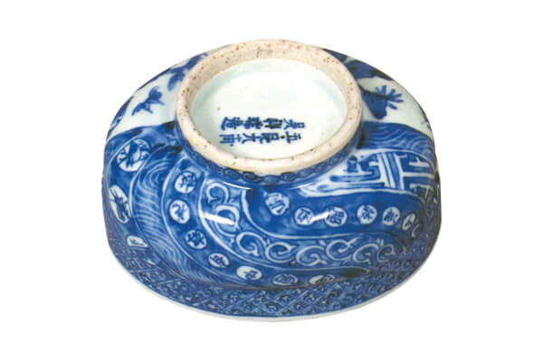 明末．青花碗 此器的造形紋飾皆與中國本地陶瓷不同，是根據(jù)國外訂單所做的定制化商品。（圖四） 圖片來源：《世界陶瓷全集14明》，頁276，圖273。