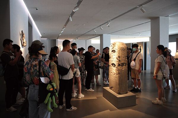 圖一：觀眾聽(tīng)志愿者講解六樓佛教造像展廳