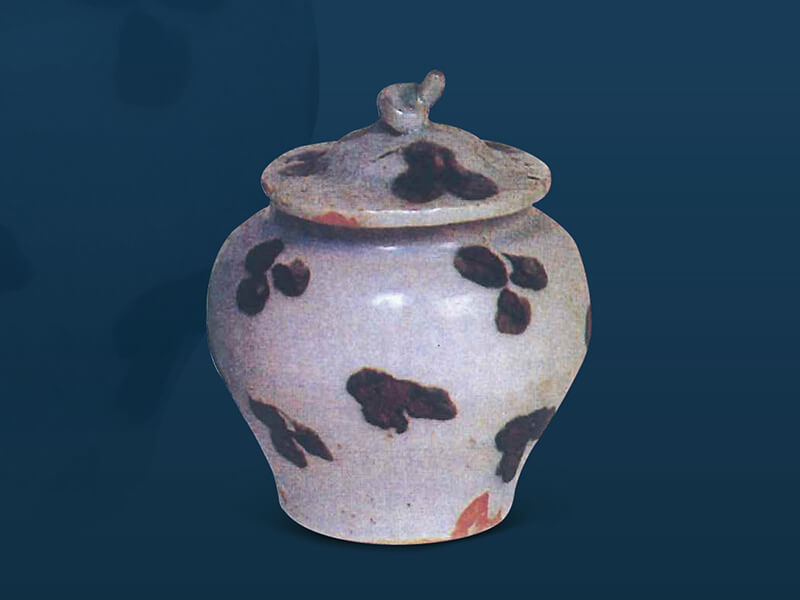 元代．青白瓷黑褐斑點小蓋罐+此器表面施青白色釉，局部裝飾黑褐色的斑點，是由景德鎮(zhèn)燒造，外銷東南亞的產(chǎn)品。（圖一）+圖片來源：《元代瓷器》，圖434。