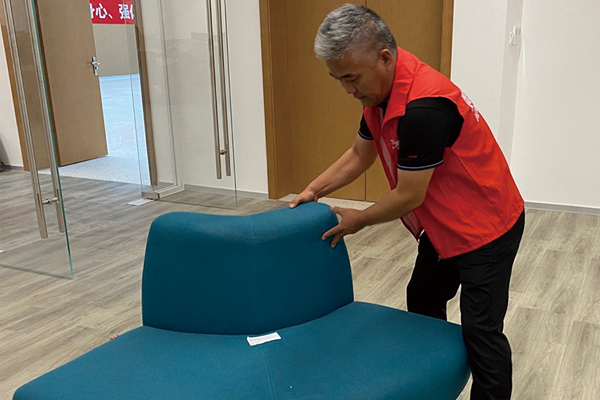 震旦家具賈興茂經(jīng)理檢查沙發(fā)。