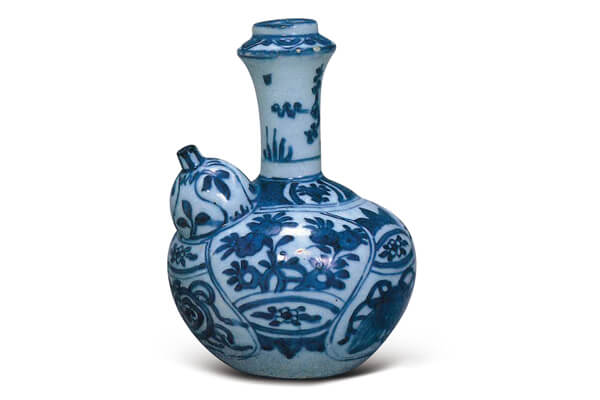 明末．青花軍持 明末外銷瓷中，以鈷料勾勒花瓣形開光，內(nèi)部繪畫花卉的青花瓷器，稱為“芙蓉手”。（圖五） 圖片來源：《陶瓷的東西交流》，圖33。