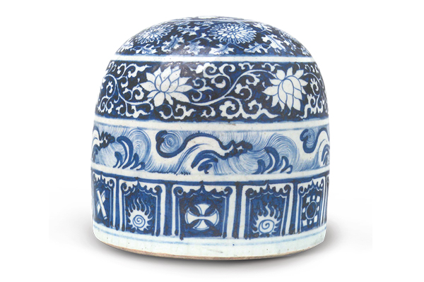 元．青花纏枝蓮花雜寶紋蒙古包 此器由元代景德鎮(zhèn)窯廠制作，造型模仿游牧民族之蒙古包，屬于草原文化的表現(xiàn)。（圖三） 圖片來源：《幽藍(lán)神彩》，圖218。