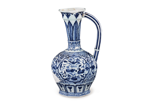 元．青花八棱蓮塘水禽紋執(zhí)壺 此器由景德鎮(zhèn)制作，造型近似伊斯蘭銀執(zhí)壺，是為伊斯蘭地區(qū)之消費(fèi)者所生產(chǎn)的器物。（圖二） 圖片來源：震旦博物館藏