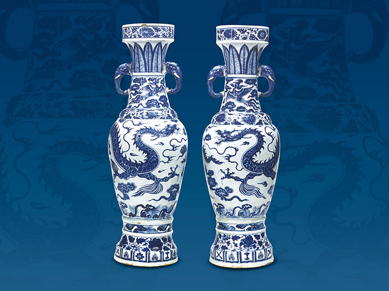 元．青花云龍紋象耳瓶一對 此對青花云龍紋象耳瓶有“至正十一年”之銘文，因此成為元代青花瓷的標(biāo)準(zhǔn)器物。（圖一） 圖片來源：《中國陶瓷精選》，圖24。