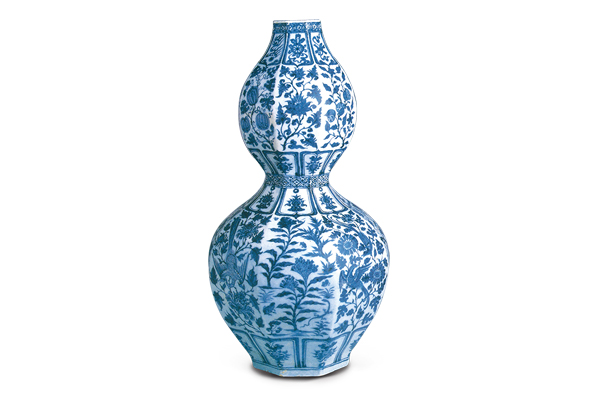 元．青花八棱葫蘆瓶 八棱瓶身來自于伊斯蘭地區(qū)，紋飾結(jié)合中原與藏傳佛教之紋樣，呈現(xiàn)多元化的風(fēng)格。（圖五） 圖片來源：《土耳其托普卡比宮的中國瑰寶》，頁152。