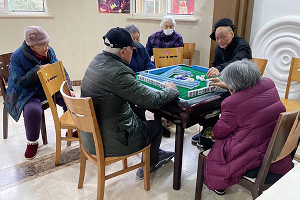 院內(nèi)老人們頤享休閑時光。