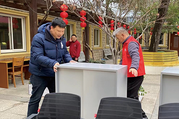 震旦同仁和院方工作人員齊心協(xié)力搬運物資。