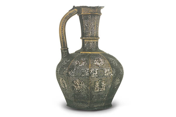 伊斯蘭嵌銀銅壺（公元1232年）+此器為公元1232年伊拉克摩蘇爾地區(qū)所制作，是元青花八棱執(zhí)壺所模仿的原生器形。（圖二）+圖片來源：《世界美術全集+東洋編17》，頁51，圖42。