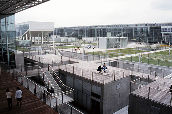 9幢大樓以空中步道、露臺、斜坡，以及中庭花園互相串接。