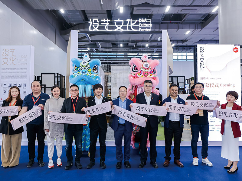 震旦家具以“喜閱未來(lái)”為主題亮相廣州家博會(huì)，震旦家具創(chuàng)新中心高曰菖總經(jīng)理（左四）參與剪彩
