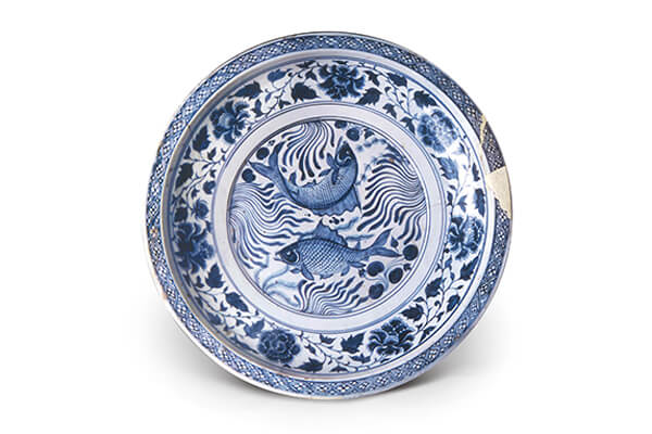 盤(pán)面紋飾采同心圓式布局，粗筆和細(xì)筆交互使用，魚(yú)紋形象寫(xiě)實(shí)，水草隨波擺蕩，富有動(dòng)感。（圖五）+圖片來(lái)源：《元青花》，頁(yè)136。
