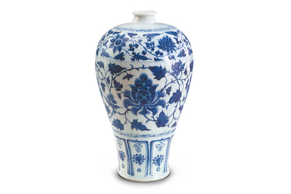 元代．青花纏枝牡丹紋梅瓶，梅瓶腹部碩長且上寬下窄，表面裝飾卷草、串枝蓮花、纏枝牡丹及壼門紋邊框等紋樣。（圖四）