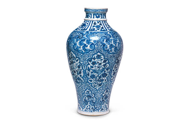 元代．青花開光花鳥水禽紋六棱形瓶，此器的紋飾配合六邊形的瓶身而設計，紋飾滿密，層次豐富，符合伊斯蘭地區(qū)的審美風尚。（圖二）+圖片來源：《幽藍神彩》，頁77，圖9。